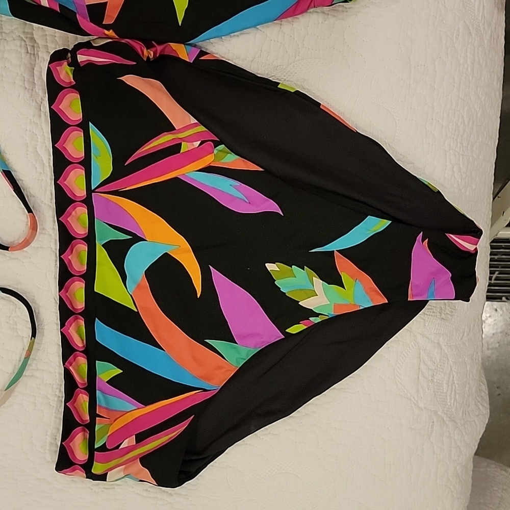 Trina Turk swim & spa collection swim suit and rash gaurd. Large. NWT. Reversabl - Picture 3 of 6